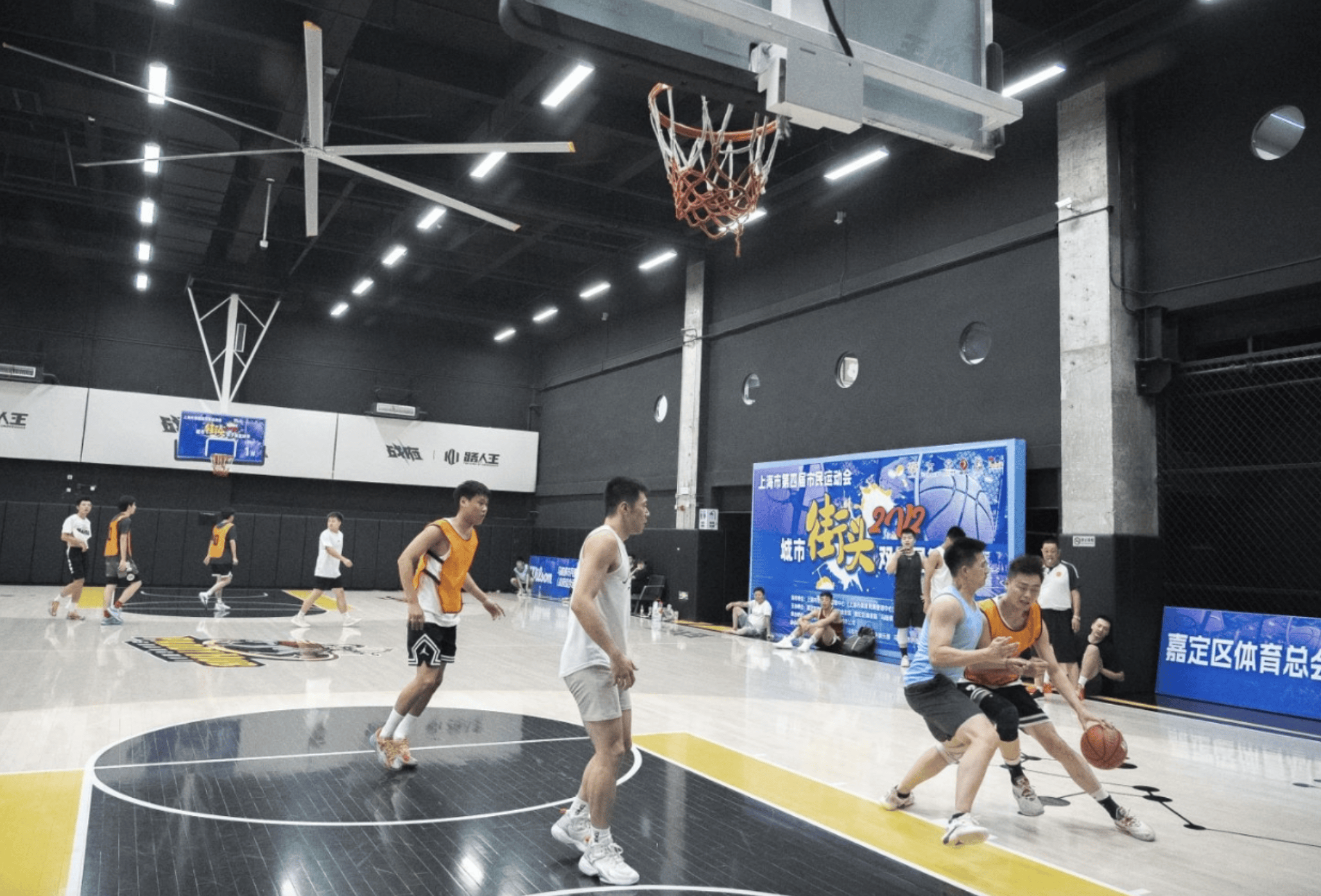 包含特色篮球文化元素融入城市公共空间，提升城市文化品位的词条