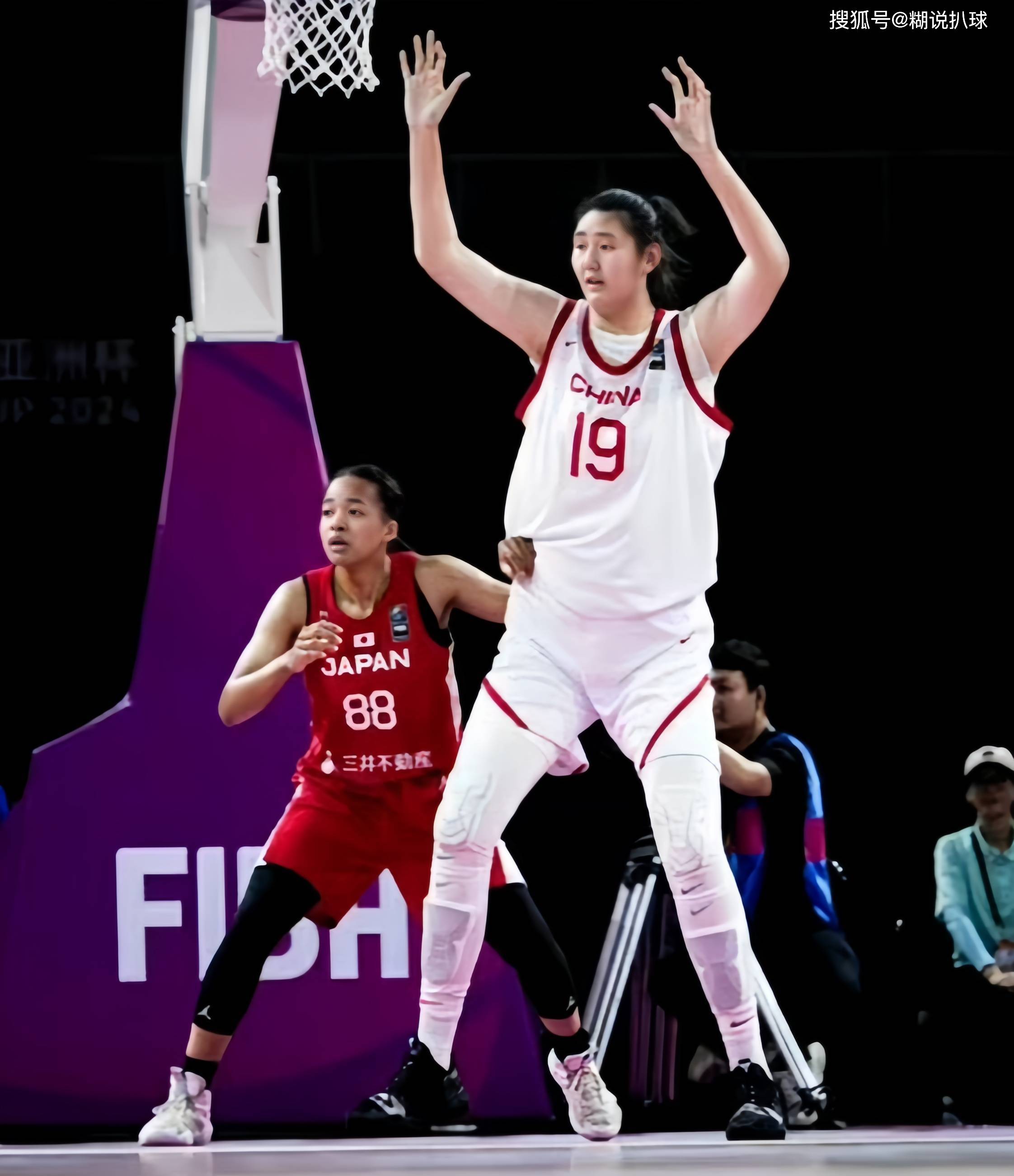 中国女篮在国际热身赛中表现优异，竞争力增强