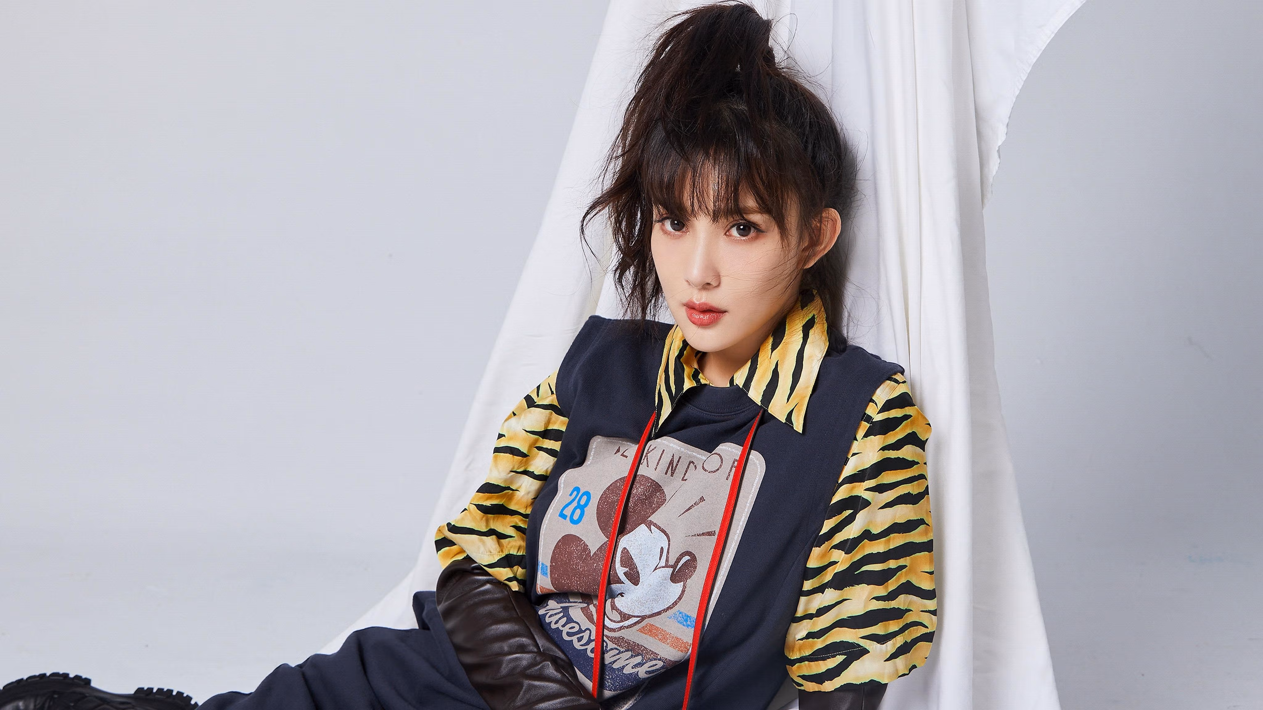 _城市高空跑步：在摩天楼之间飞驰_，高空城市俯瞰图