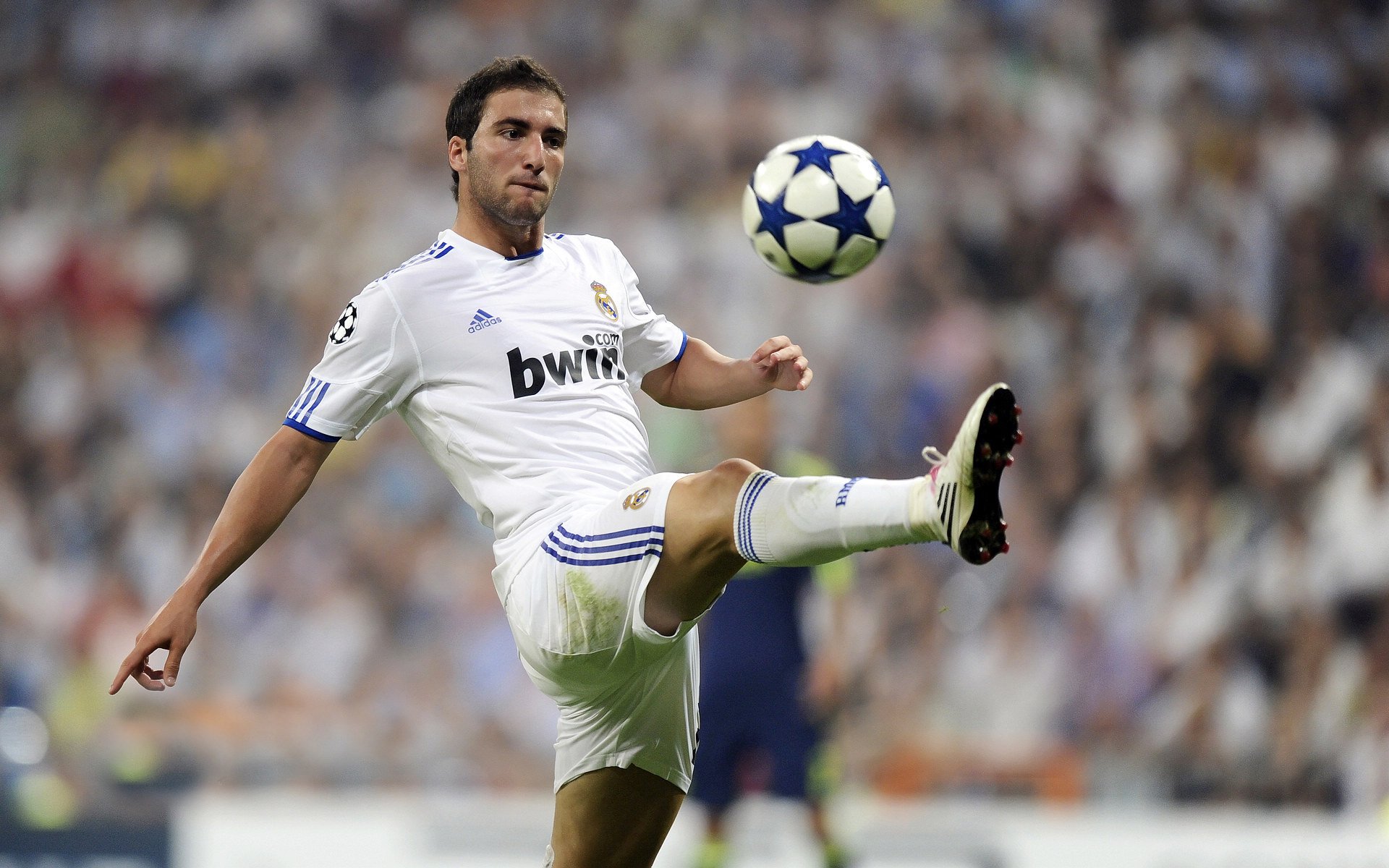 “意甲联赛高潮不断，追逐欧战名额成为焦点”，意甲争4