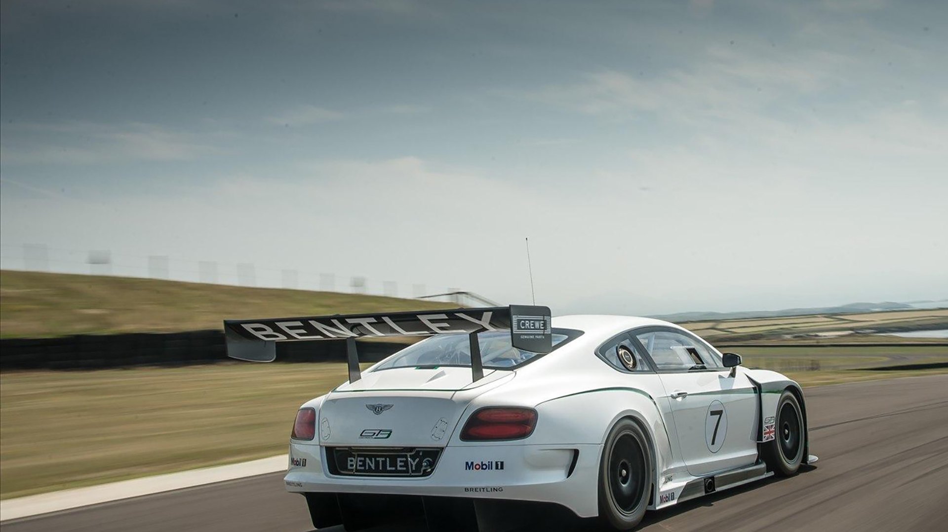 瑞士队在巴黎奥运会比赛中展现出高效的快攻配合,瑞士队2021