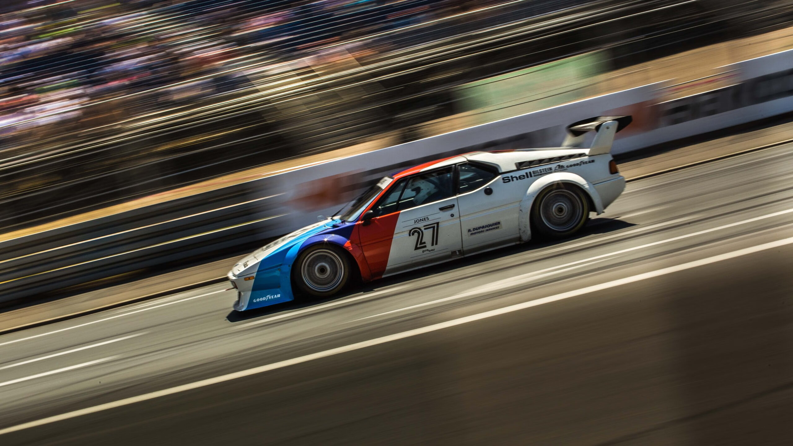 青少年足球训练营:为青少年提供专业的足球训练,提高其技术水平。